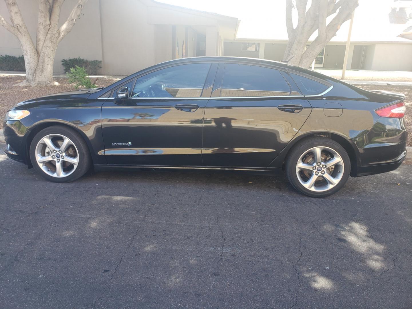 2014 /gray and black Ford Fusion Hybrid SE (3FA6P0LU3ER) with an 2.0L L4 DOHC 16V engine, 6-Speed Automatic Overdrive transmission, located at 323 E Dunlap Ave., Phoenix, AZ, 85020, (602) 331-9000, 33.567677, -112.069000 - 2014 Ford Fusion SE Hybrid......EXCELLENT condition,....ONLY 110K MILES!!!..... A Real Must See!!.... No accidents, Power everything, Touch screen Stereo/cd player, Phone sync, Bluetooth, Satellite compatible, Backup camera, Navigation, Ice cold ac, Clean Gray and Black interior with Black cloth sea - Photo#6